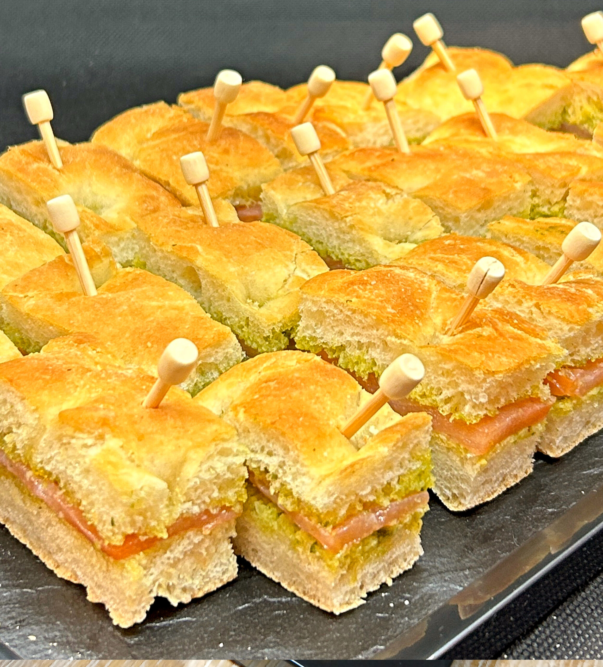 Mini Focaccia au Saumon Fumé - 40 Pièces – Image 1