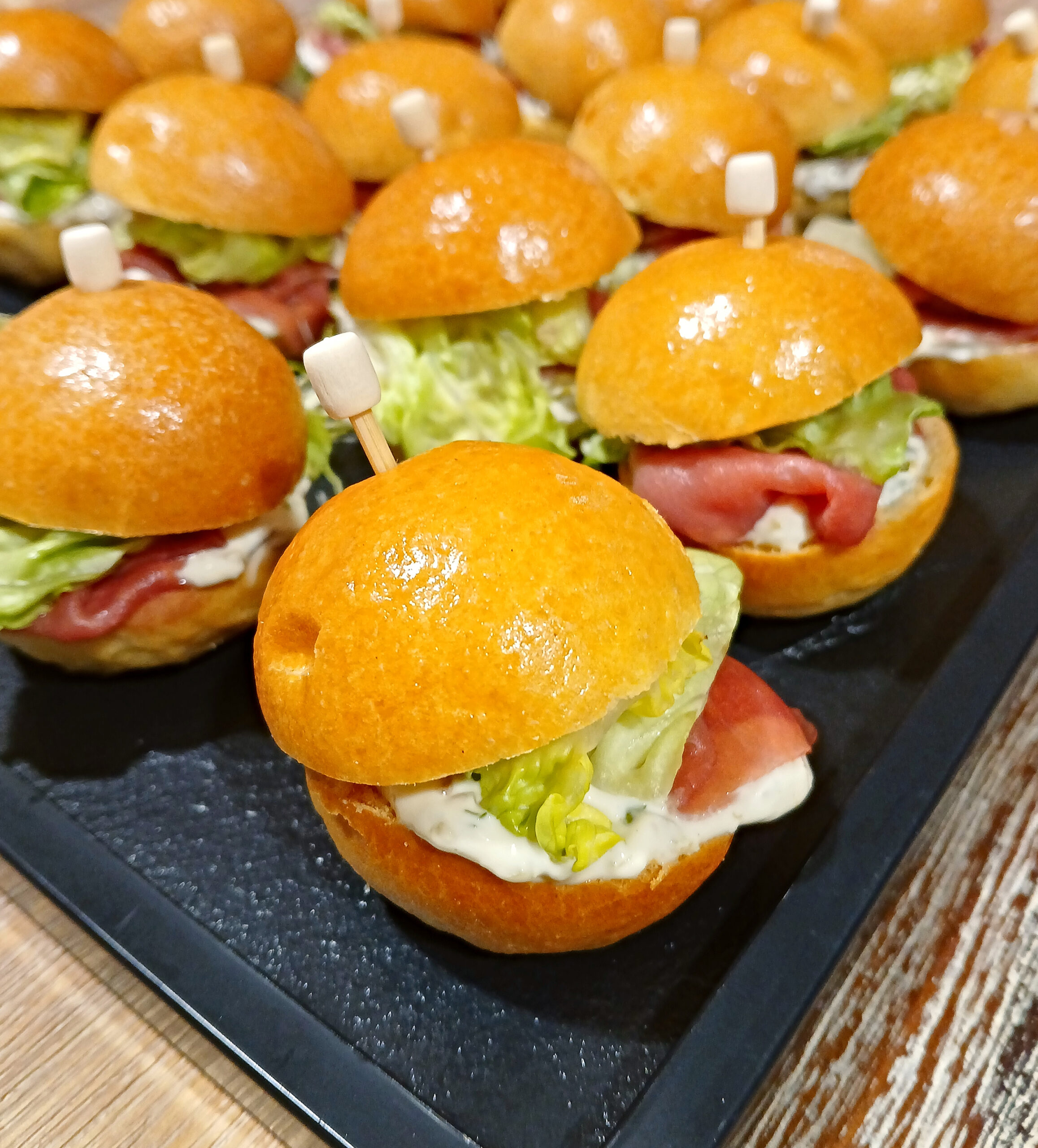 Mini Pan Bagnat Bœuf & Sauce Tartare - 40 Pièces – Image 1